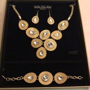 New in box Bella del mar expressions collection jewelry set dressy statement.